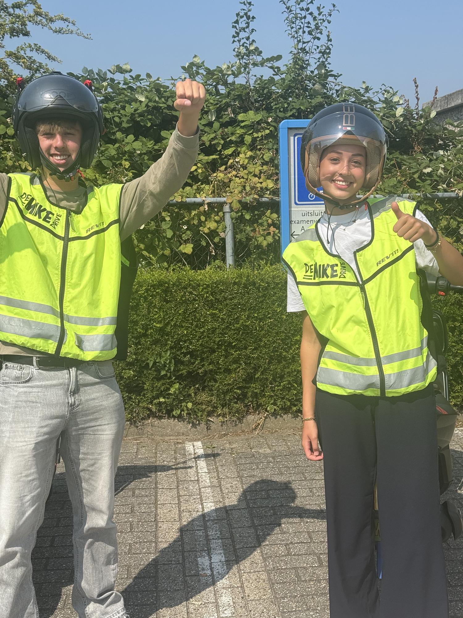 Samen geslaagd voor het scooterrijbewijs