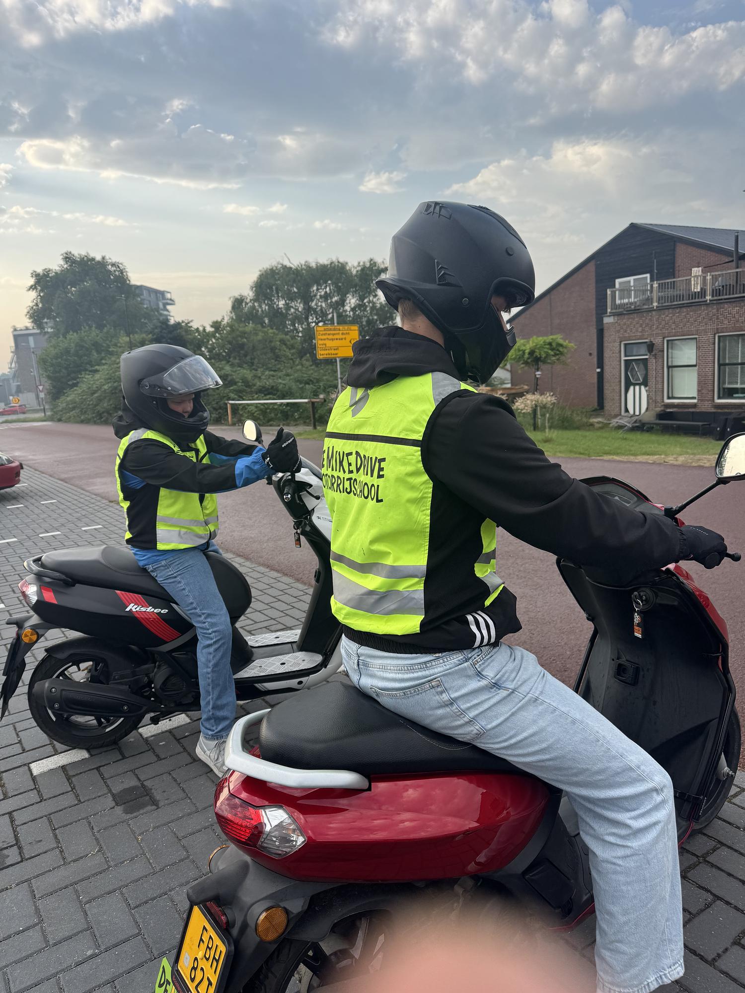 Spiegels afstellen van de lesscooter